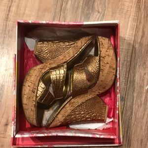 Chinese laundry gold 7.5 wedge